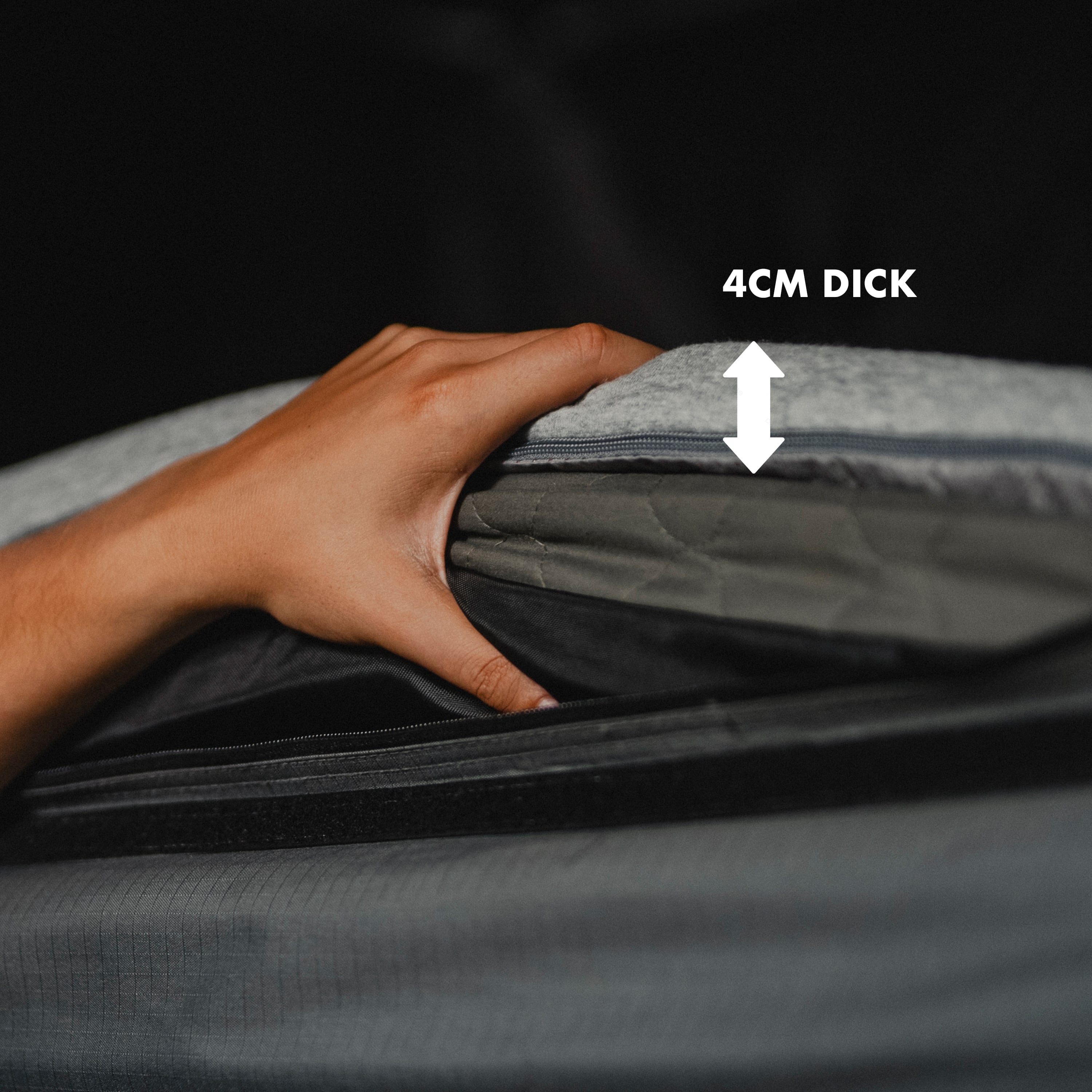 Darstellung die veranschaulichen soll, wie dick die Outdoor-Matratzenauflage ist.